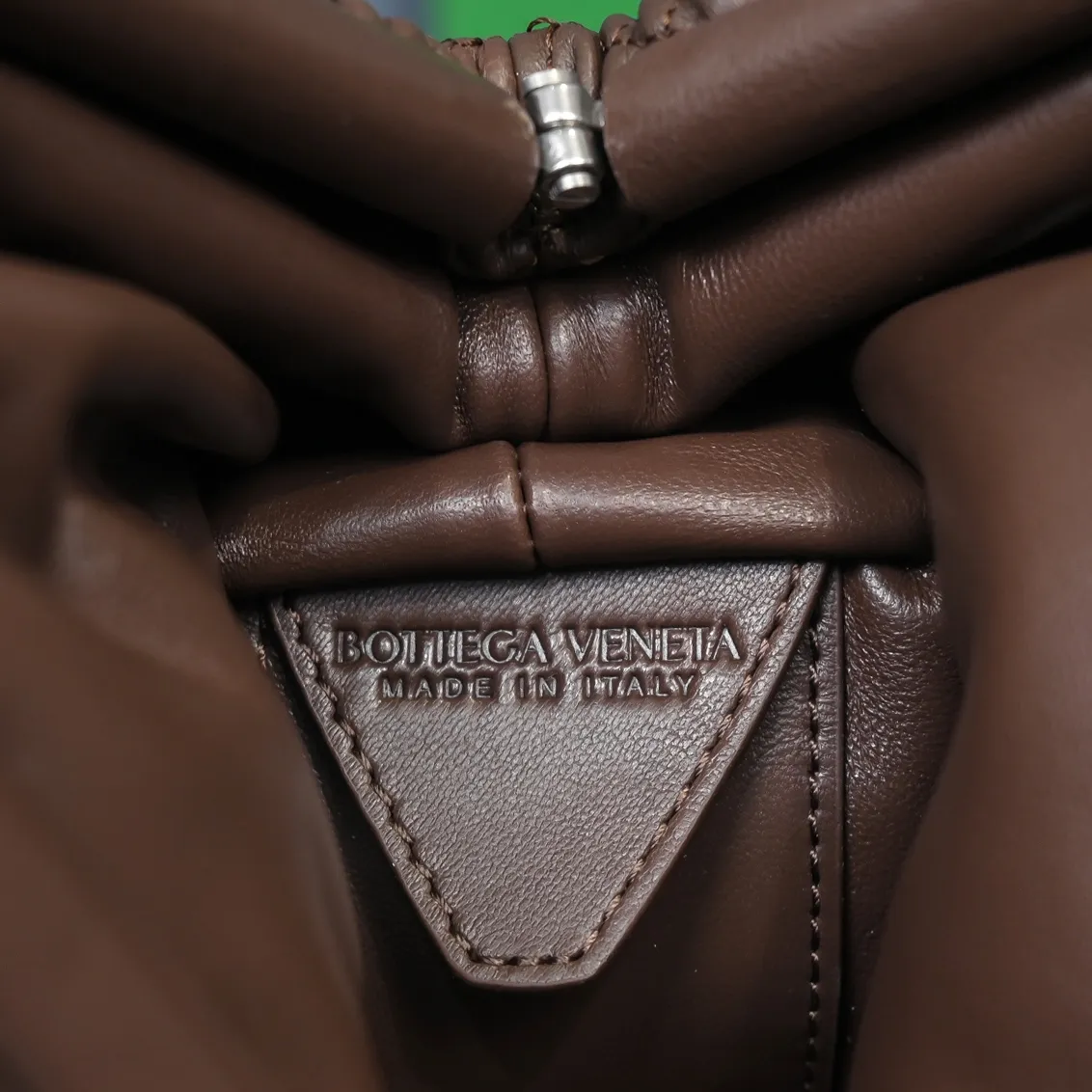 B's new POINT handbag, sheepskin and Losange quilted leather handbag, and the position of the triangular handle also hides a magnet opening and closing design, very retro, replacing the conventional zipper but still leaving enough privacy, with long shoulder straps across the diagonal It has a lazy feel and a full sense of high-end, which will win the hearts of girls~ New style for spring and summer, V-shaped handle design~ Simple and cool, the wind blows~ The size of this mini triangle bag: 24*16*8, model # "6908-1"